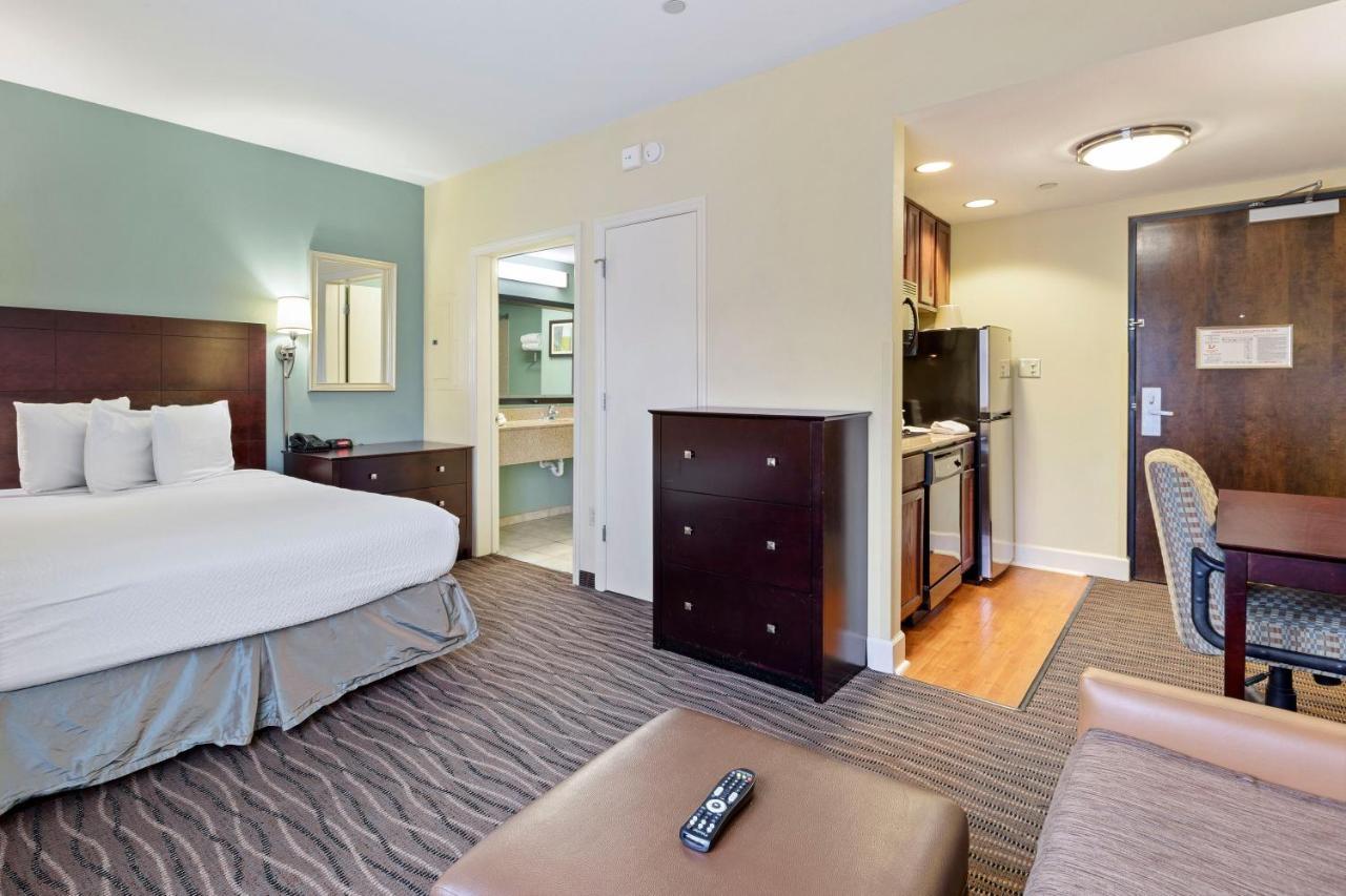 Deluxe Studio 1 Queen Bed Non-Smoking