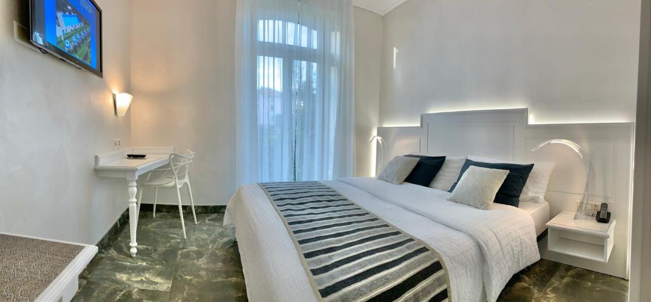 Superior Twin Room with Lake View