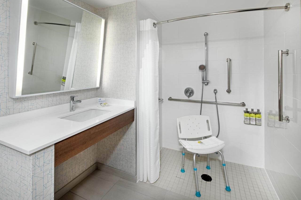 Standard King Room with Mobility Accessible Tub