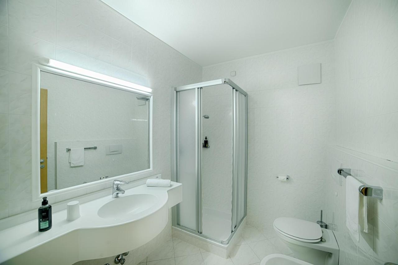 Single Room Bathroom,1163180184:JPEG