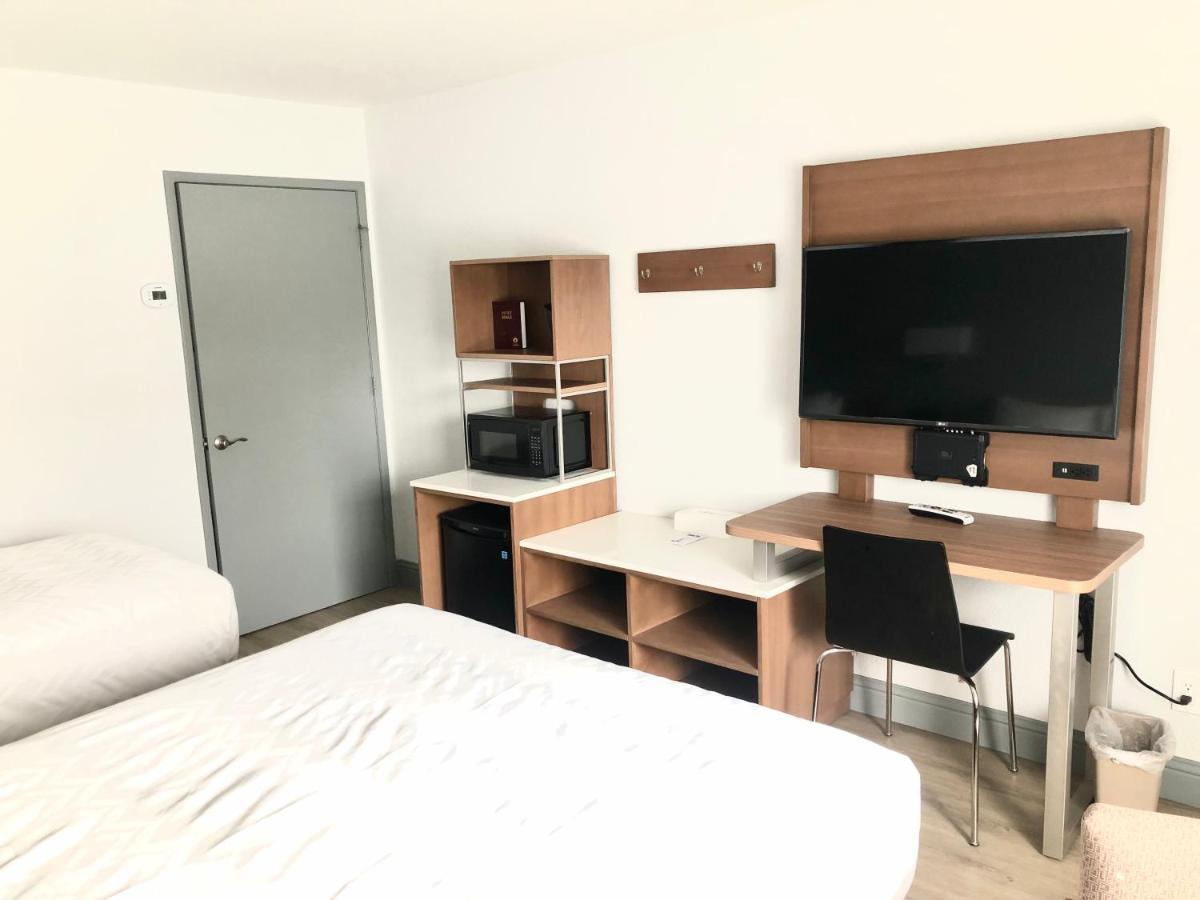 Queen Room Two Single Beds Mobility Accessible or Non-Smoking