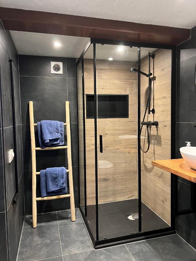 Tweepersoonskamer met 2 Aparte Bedden en Eigen Badkamer