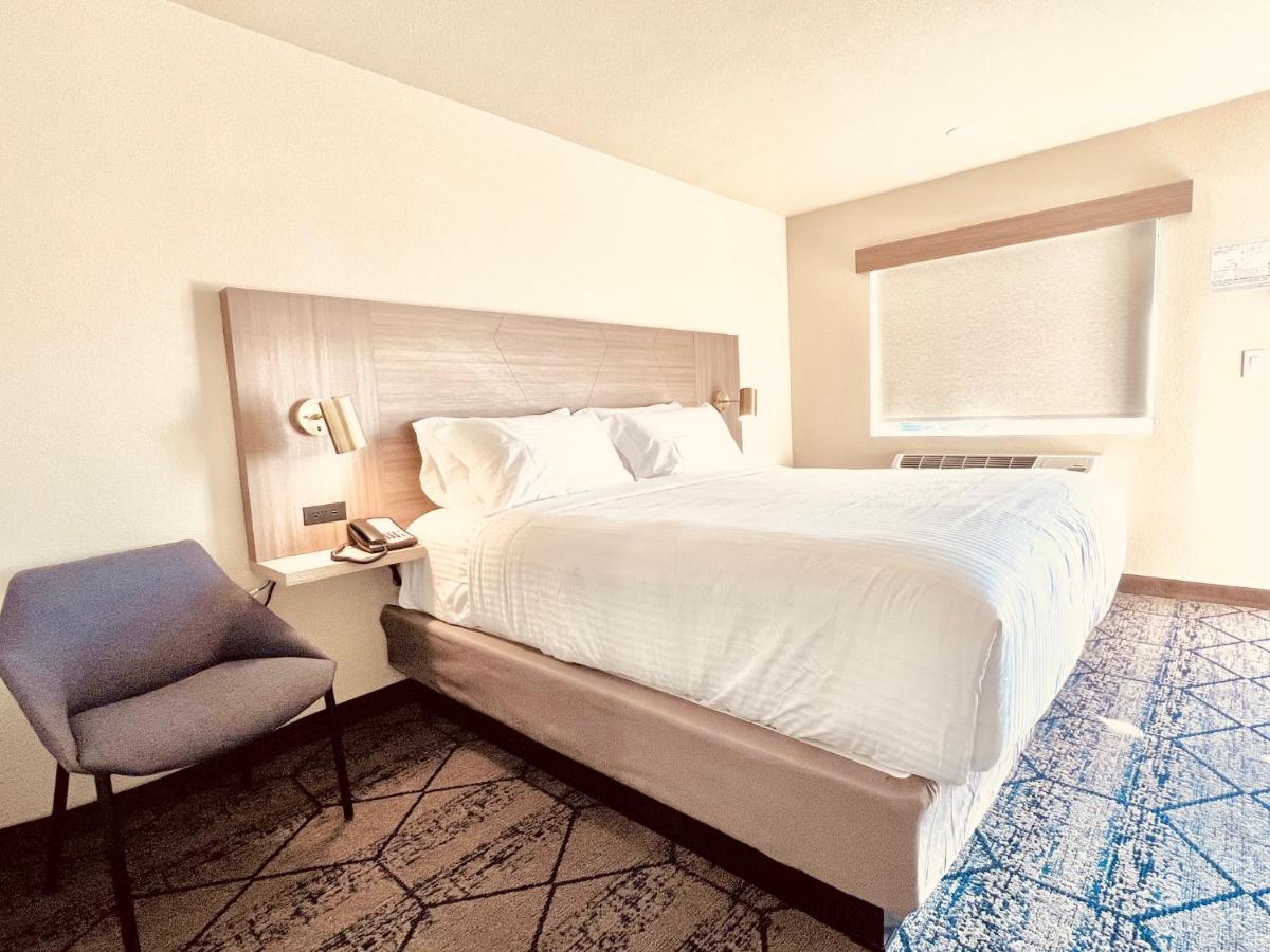 1 King Bed, Mobility Accessible Room, Bathtub w/Grab Bars, Non-Smoking