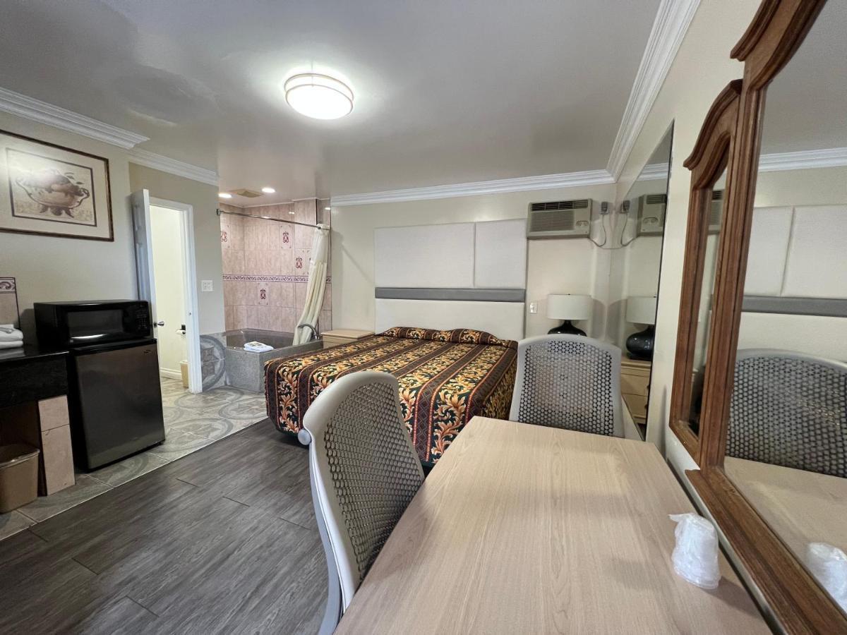 Suite with Hot Tub