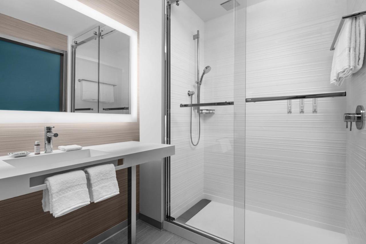 Queen Room with Two Queen Beds with Roll-In Shower and City View - Mobility Accessible