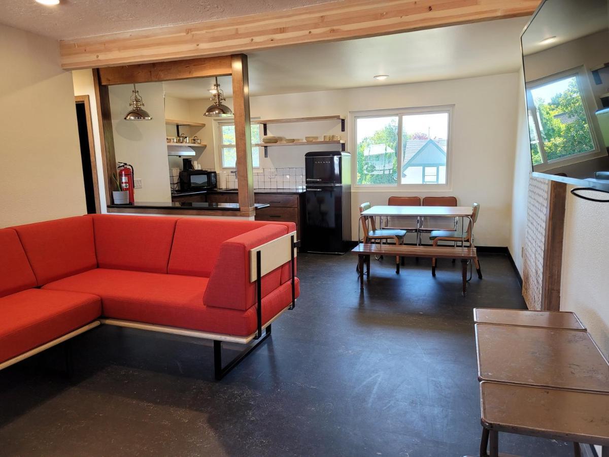One-Bedroom Apartment with King Bed -Non-Pet Friendly