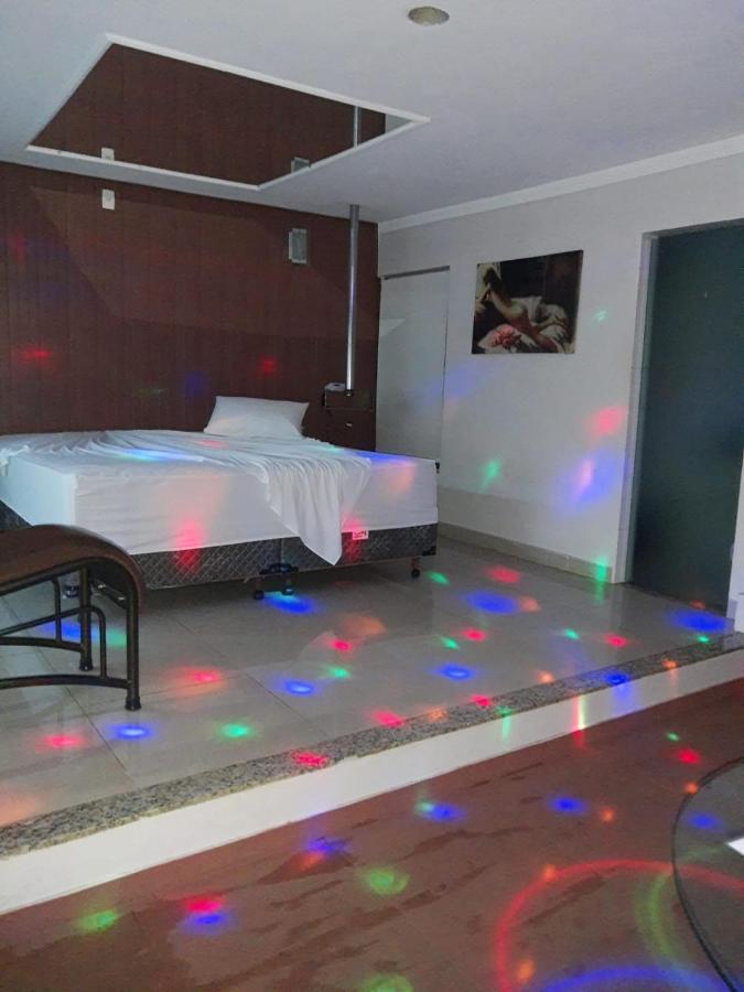 Quarto com Cama Queen-size e Vista da Piscina