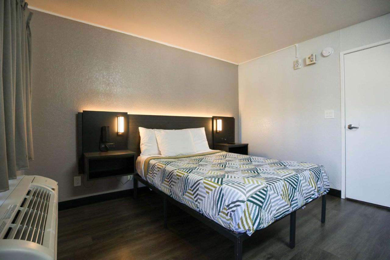 Queen Room - Disability Access - Roll in Shower