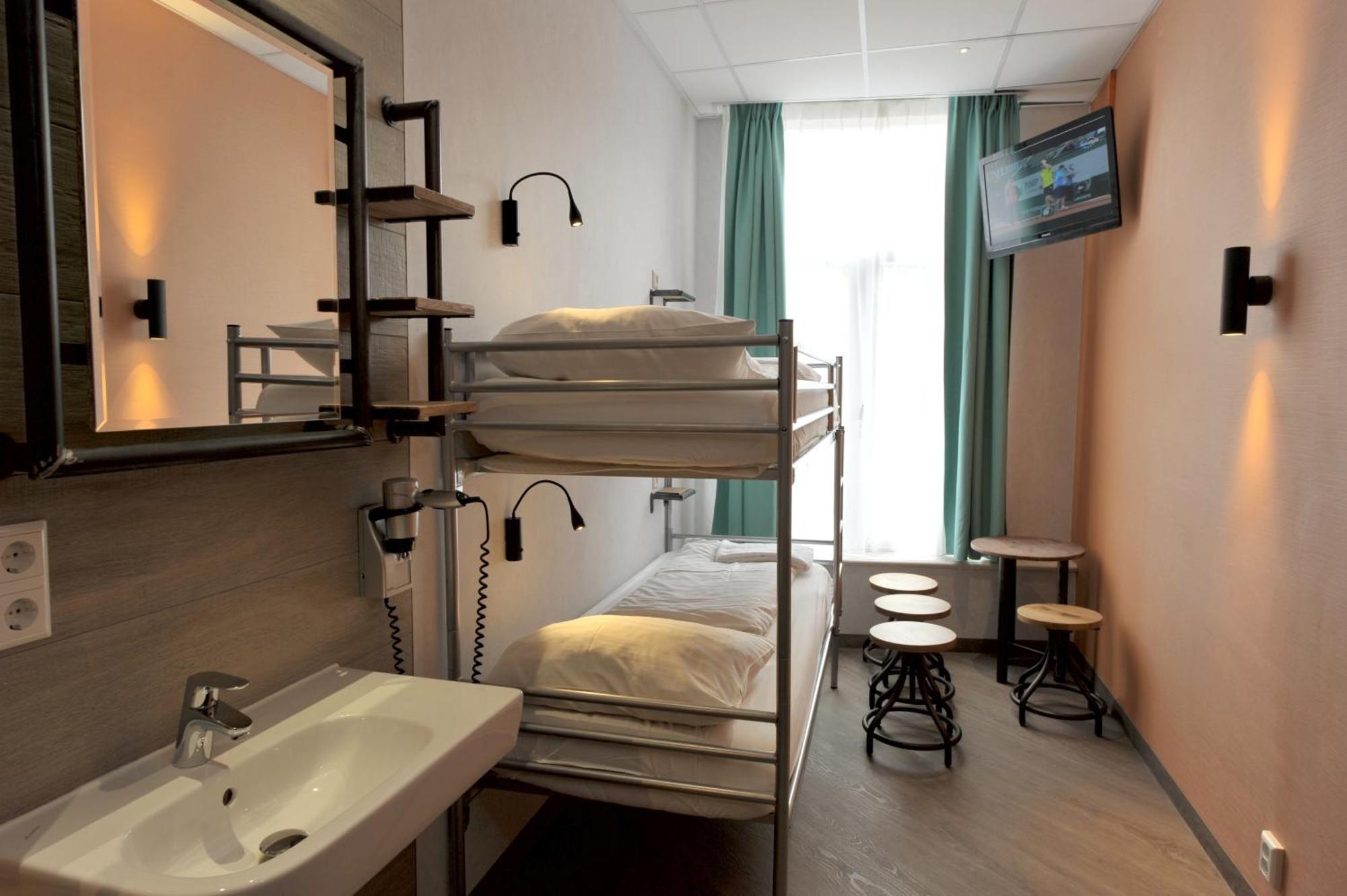 Tweepersoonskamer met 2 Aparte Bedden en Gedeelde Faciliteiten