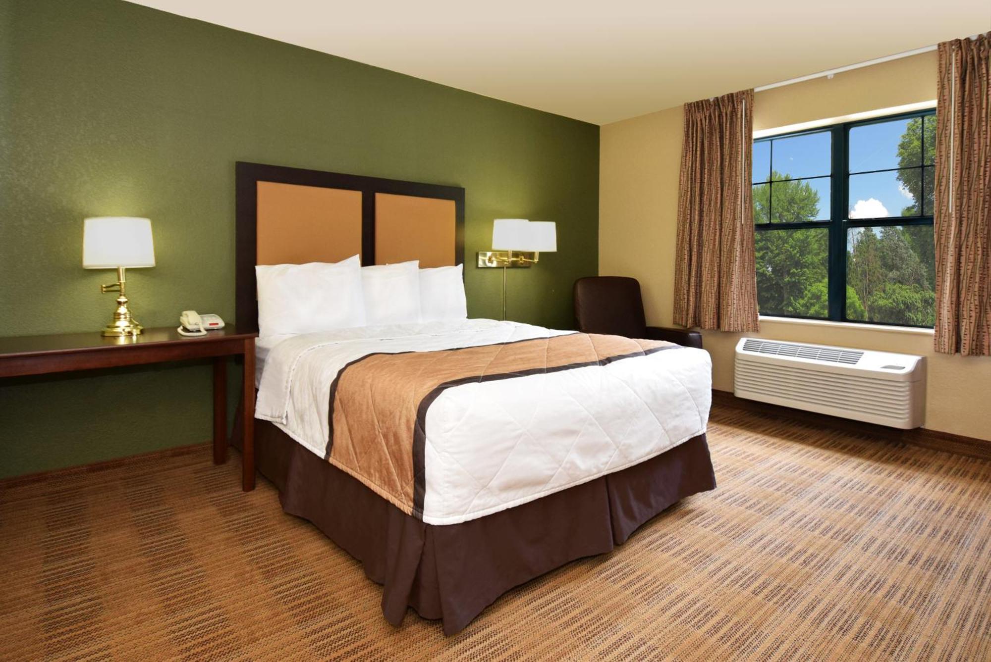 Queen studio 1 Queen Bed Disability Access or Non-Smoking
