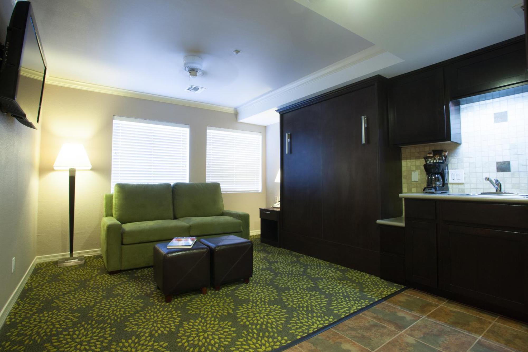 Studio Suite - Queen Murphy Bed
