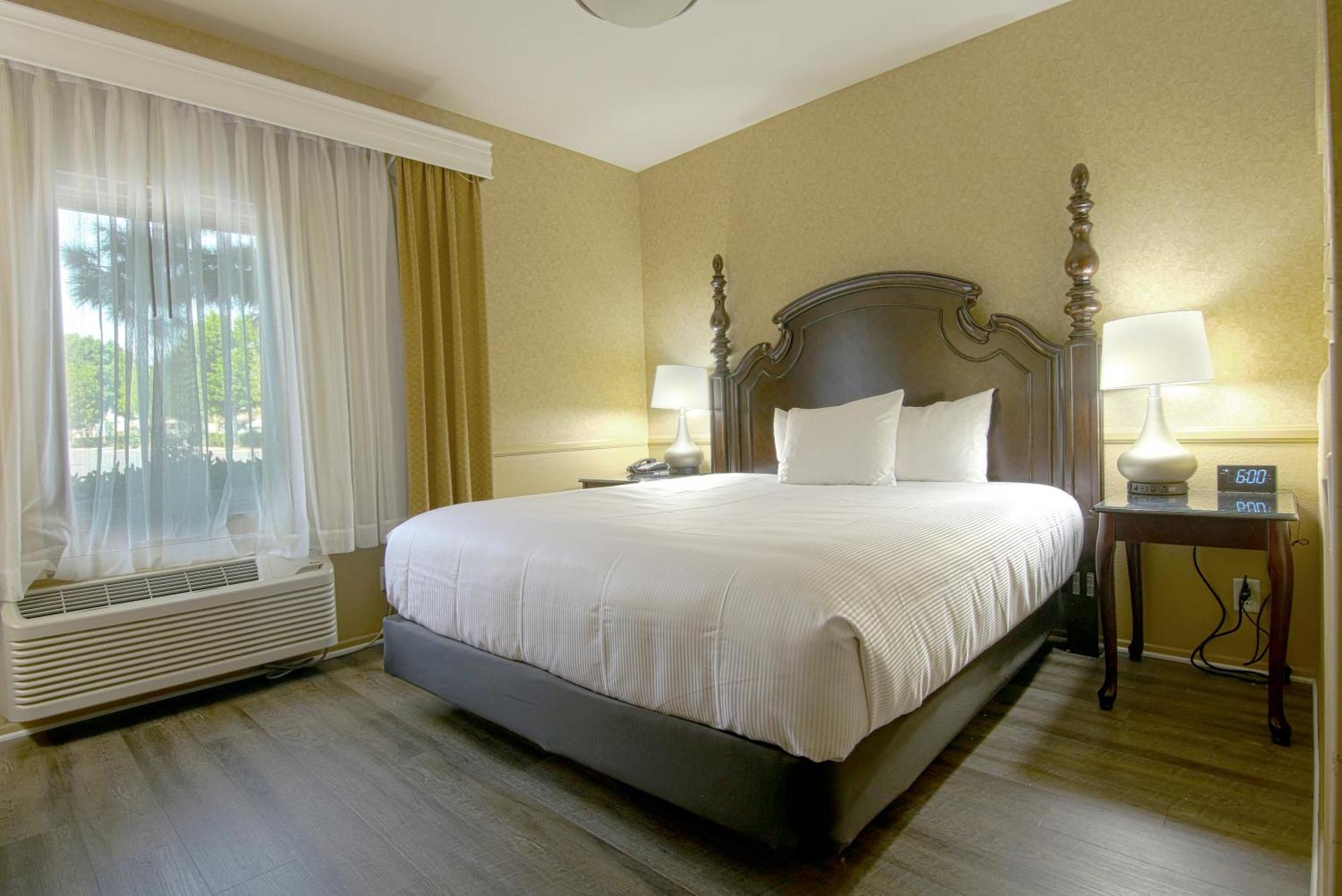 Deluxe King Room - Non-Smoking