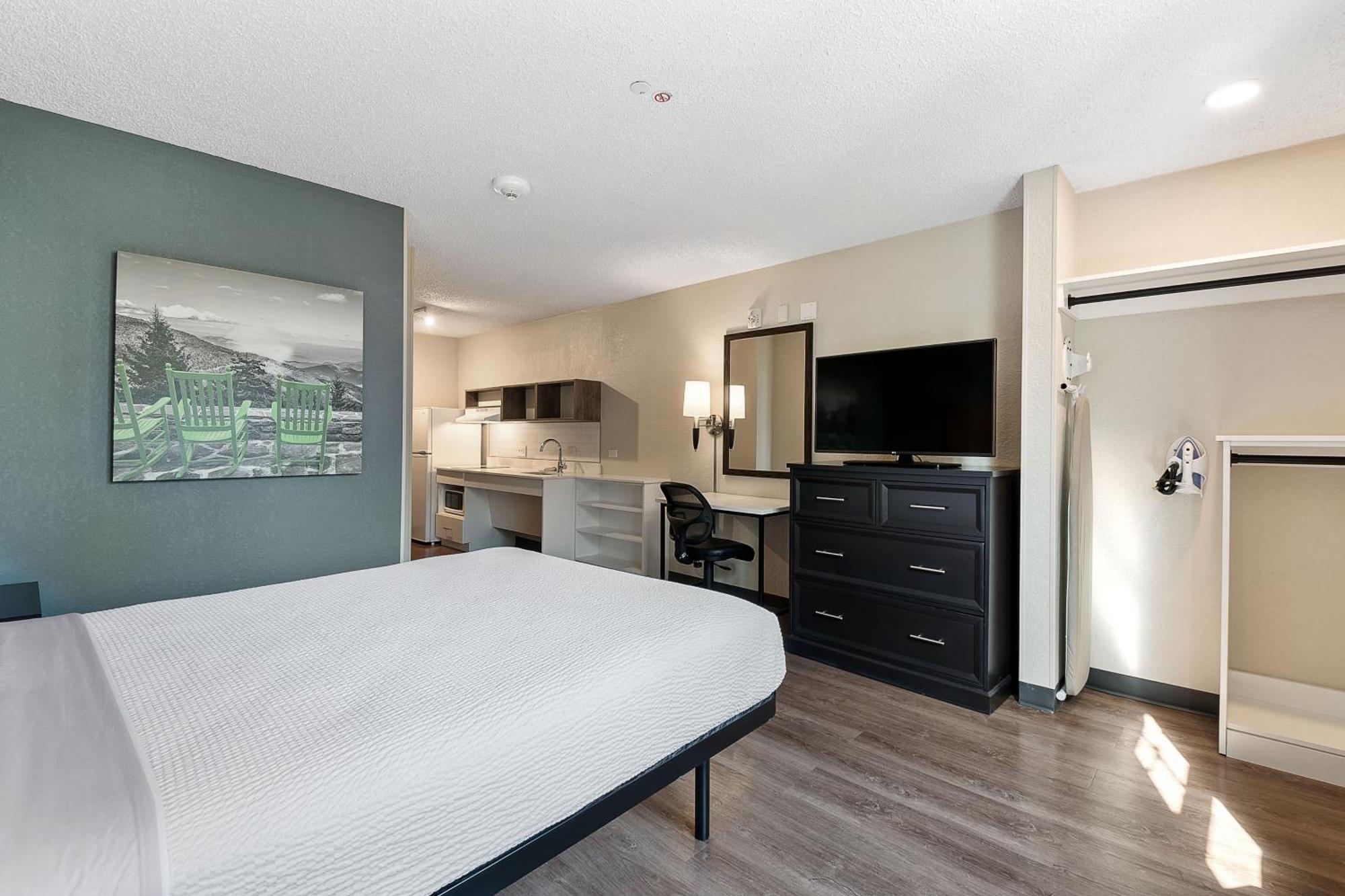 Queen studio 1 Queen Bed Disability Access or Non-Smoking
