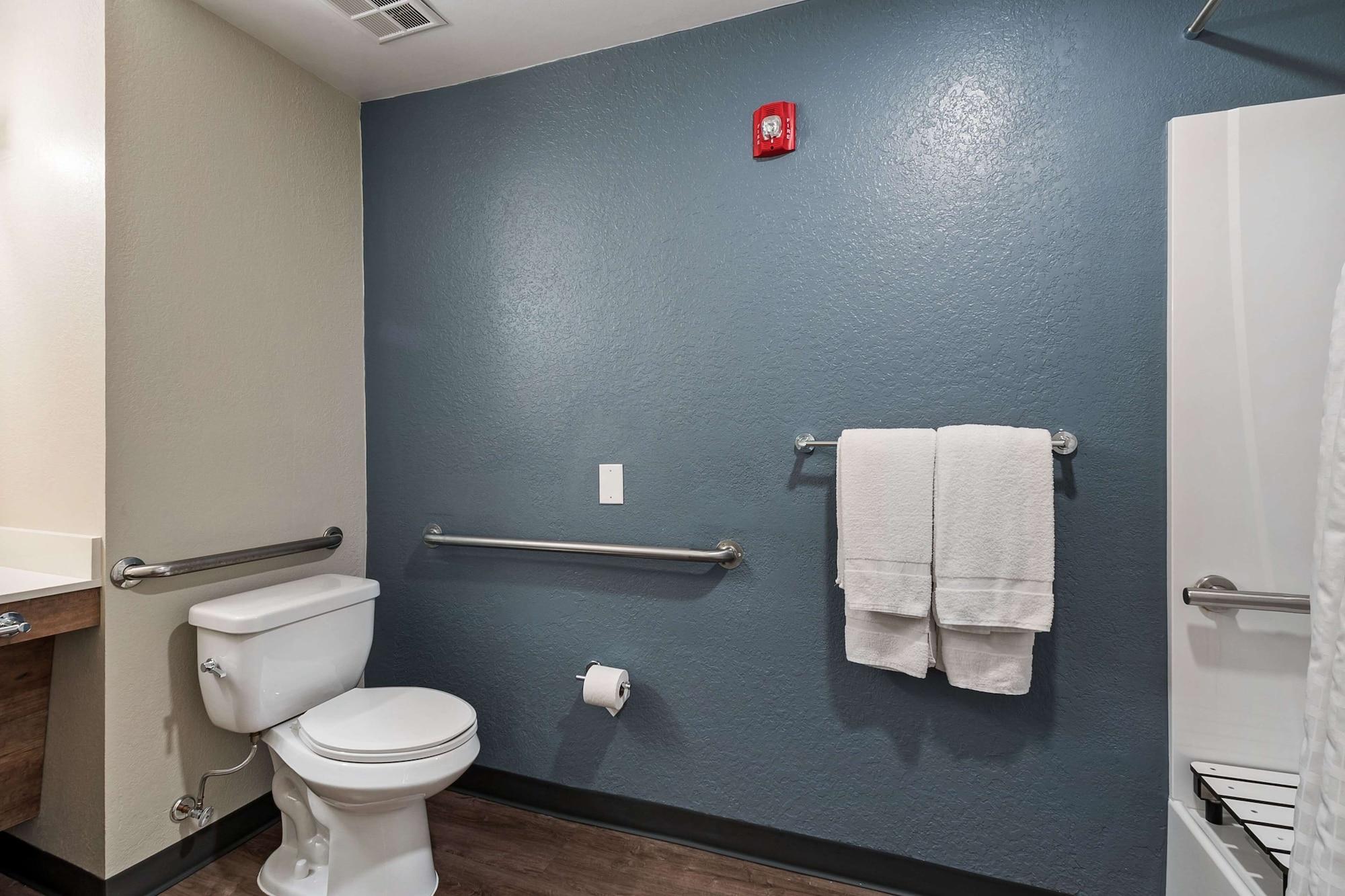 Queen studio 1 Queen Bed Disability Access or Non-Smoking