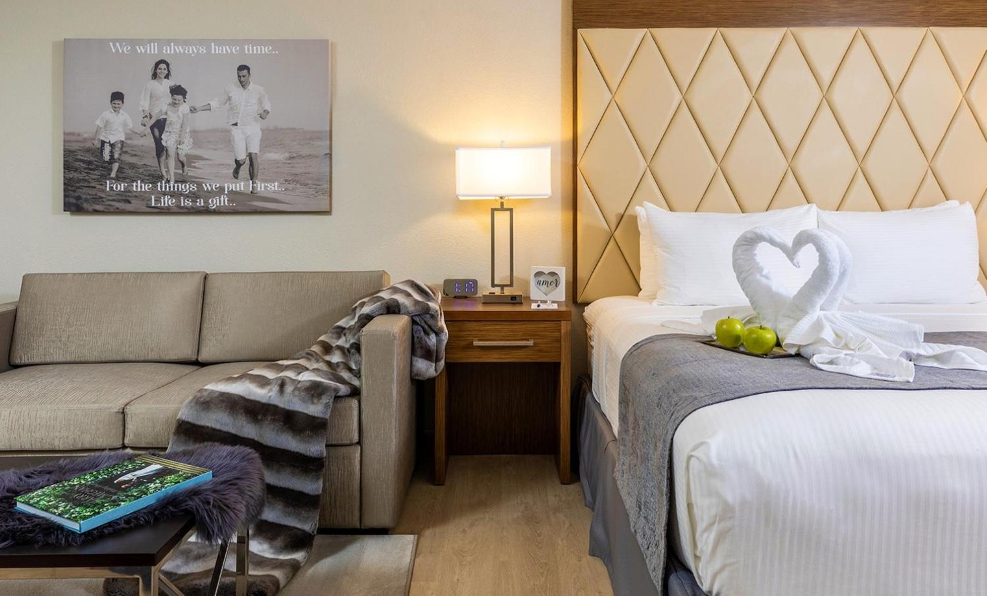 Quarto Real com Cama King-size e Sofá-cama ROYK