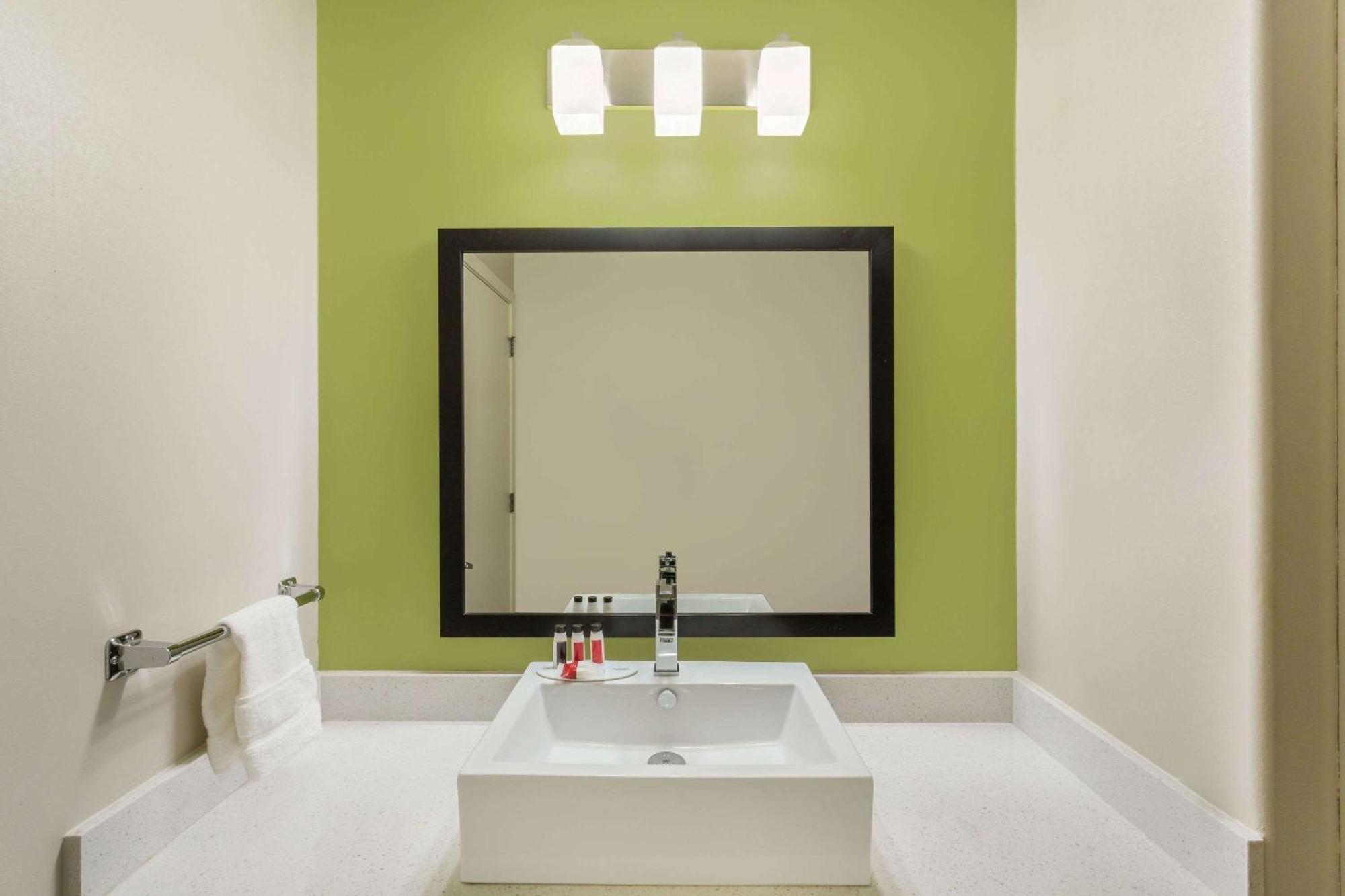 King Room with Mobility/Hearing Impaired Access - Non-Smoking