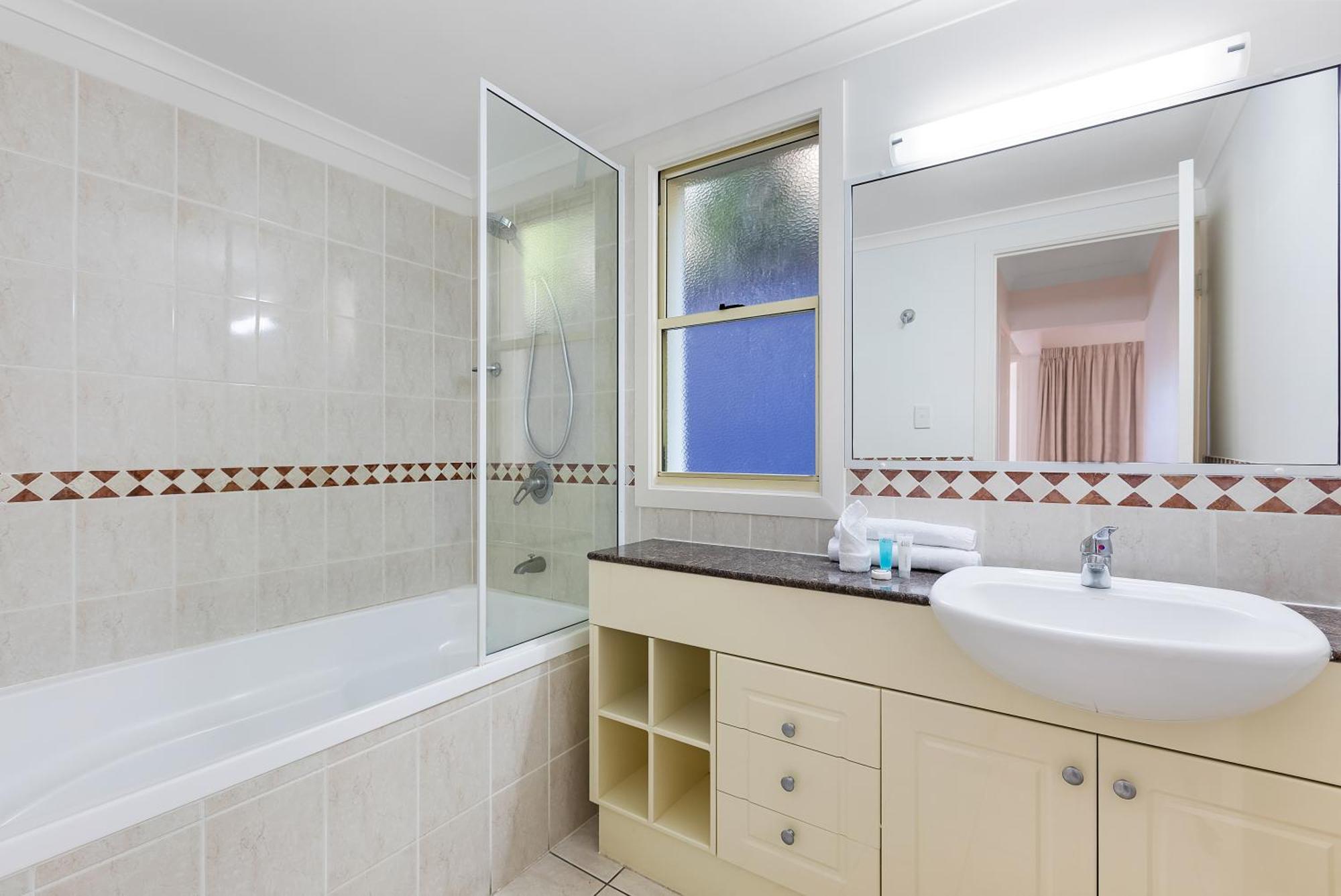 Three-Bedroom Apartment Ocean View- Split Level