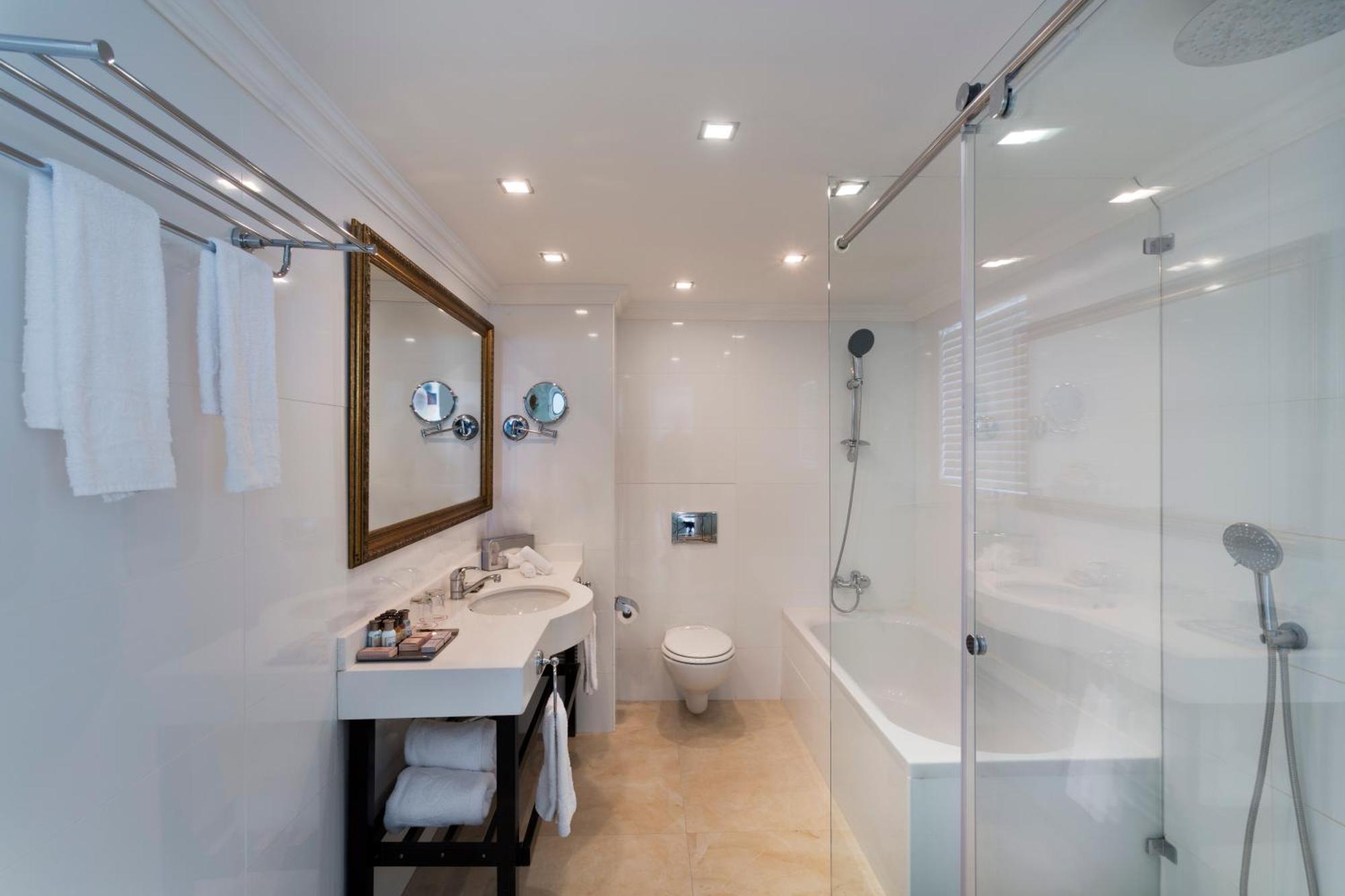 Family Suite (2 Adults + 2 Children)