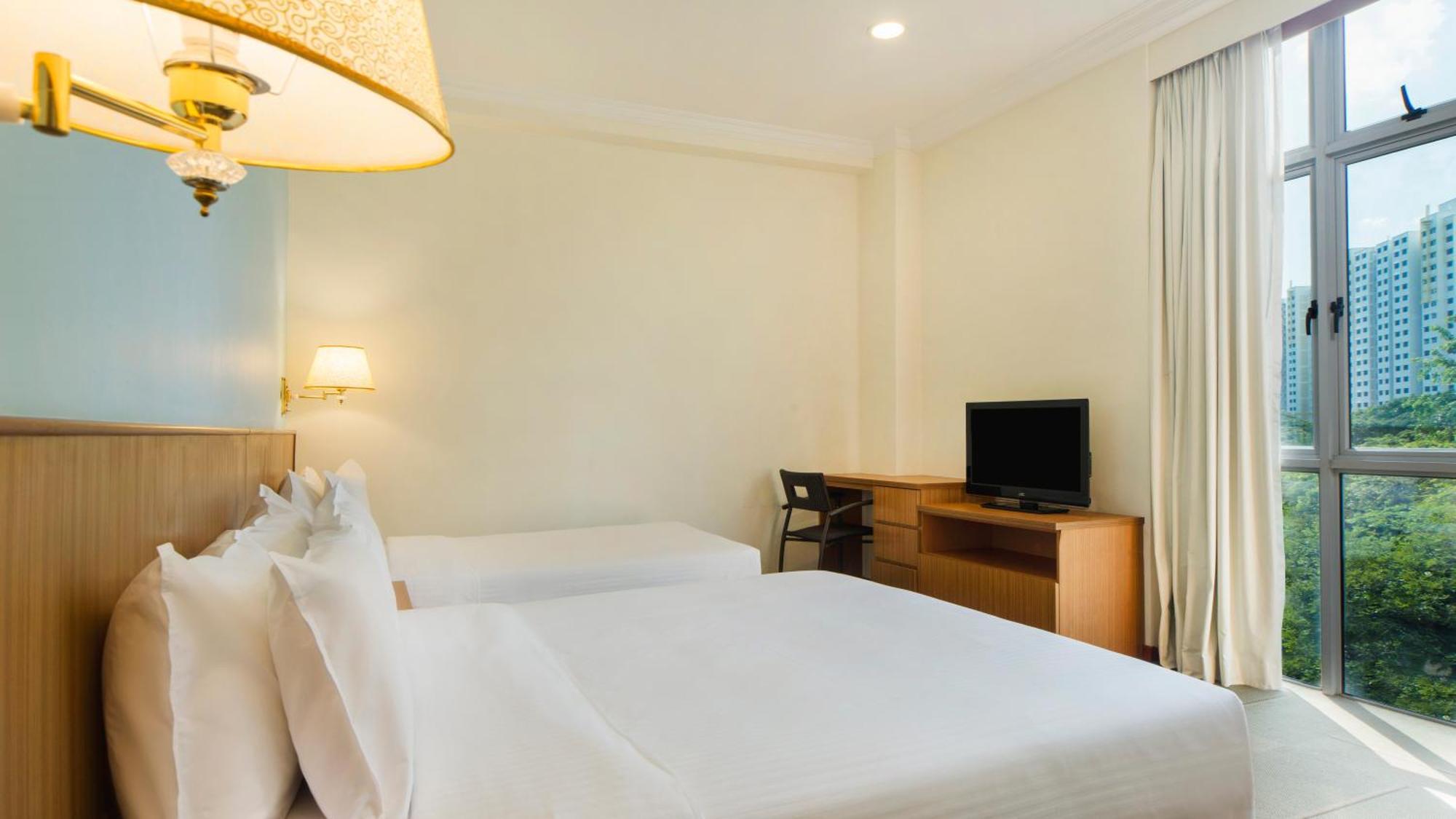 Standard Queen Single Room