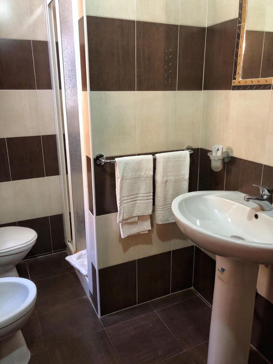 Comfort Triple Room Shower