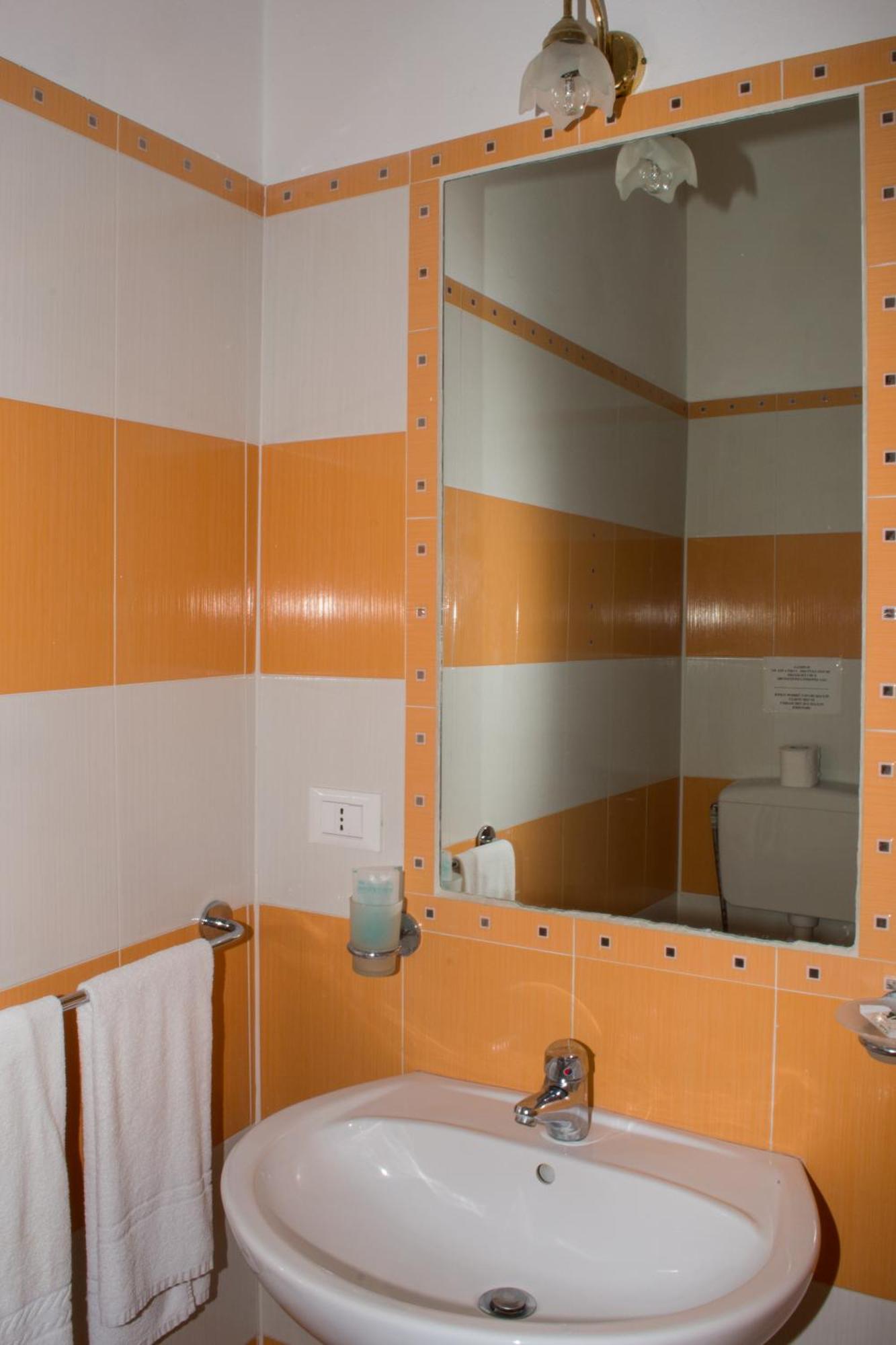 Comfort Triple Room Shower