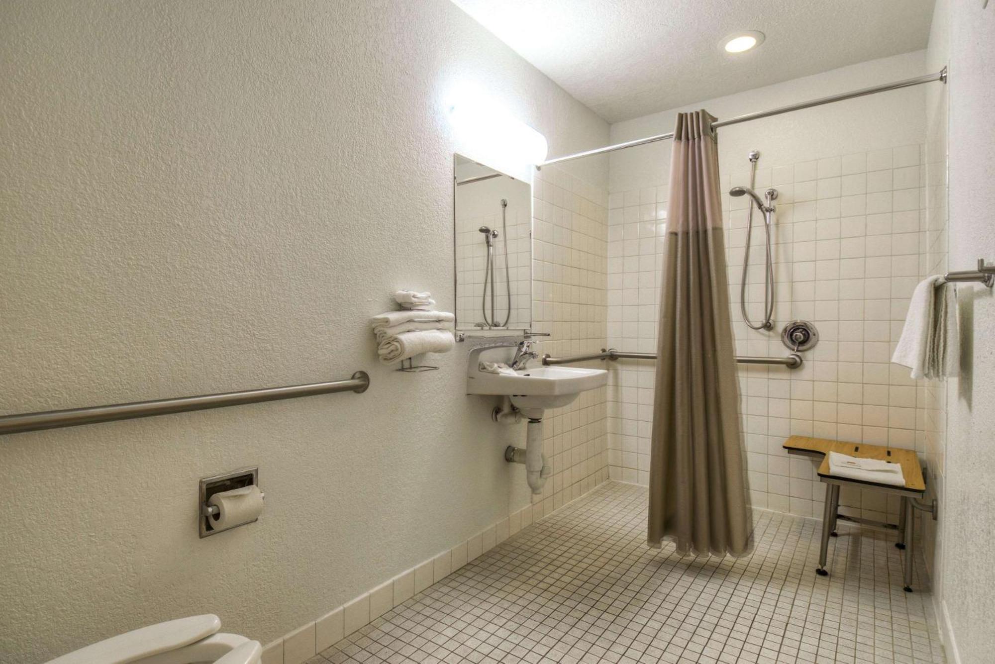 2 Full Beds | ADA/RI Shower/Mini Fridge| Free Parking