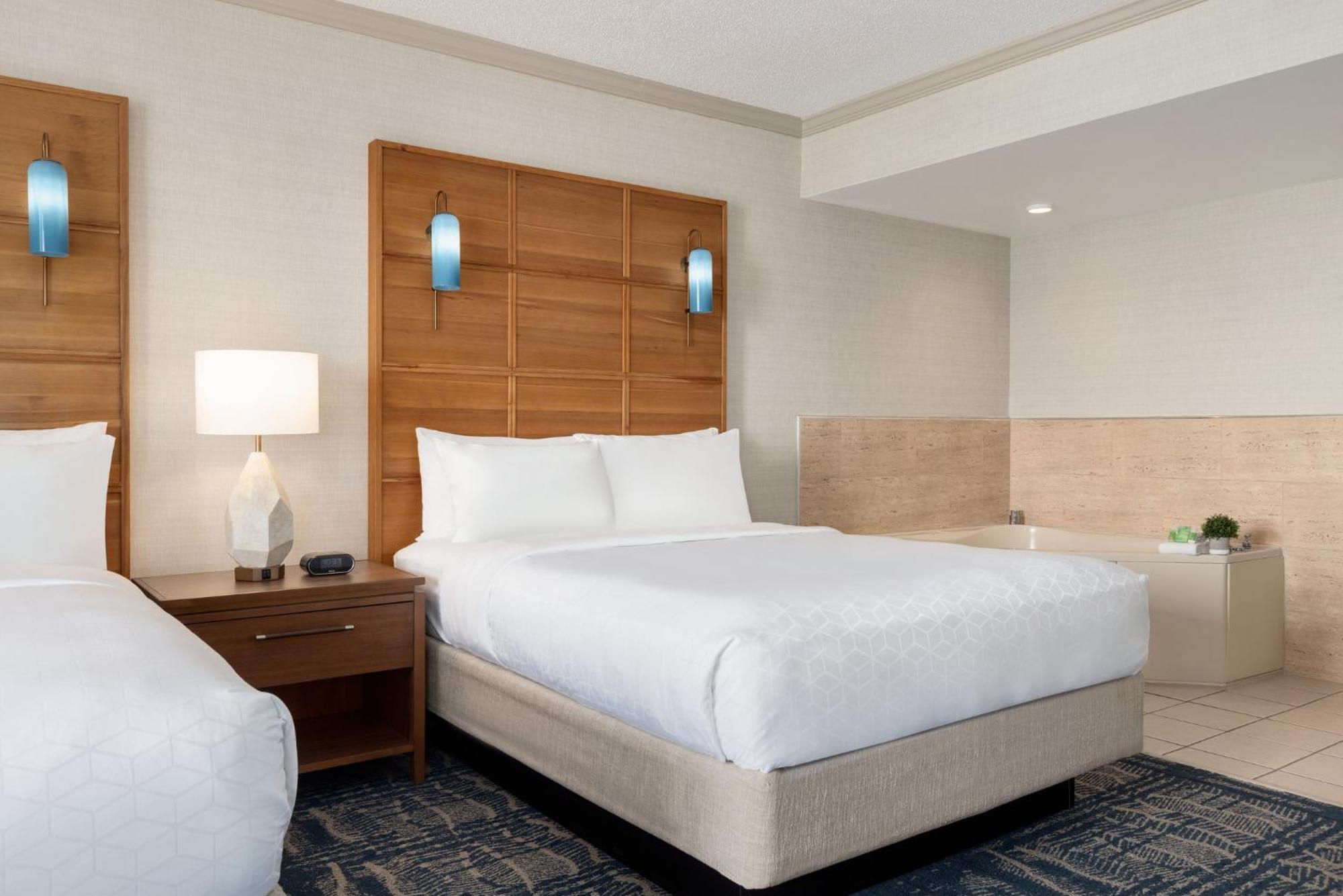 Queen Suite with Ocean View - Non-Smoking