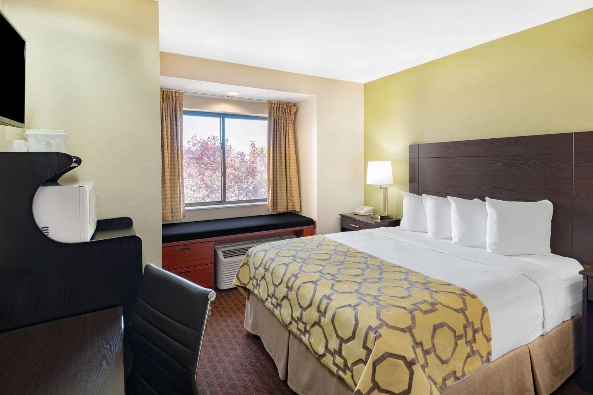 King Room Bath Tub Mobility Accessible or Non-Smoking