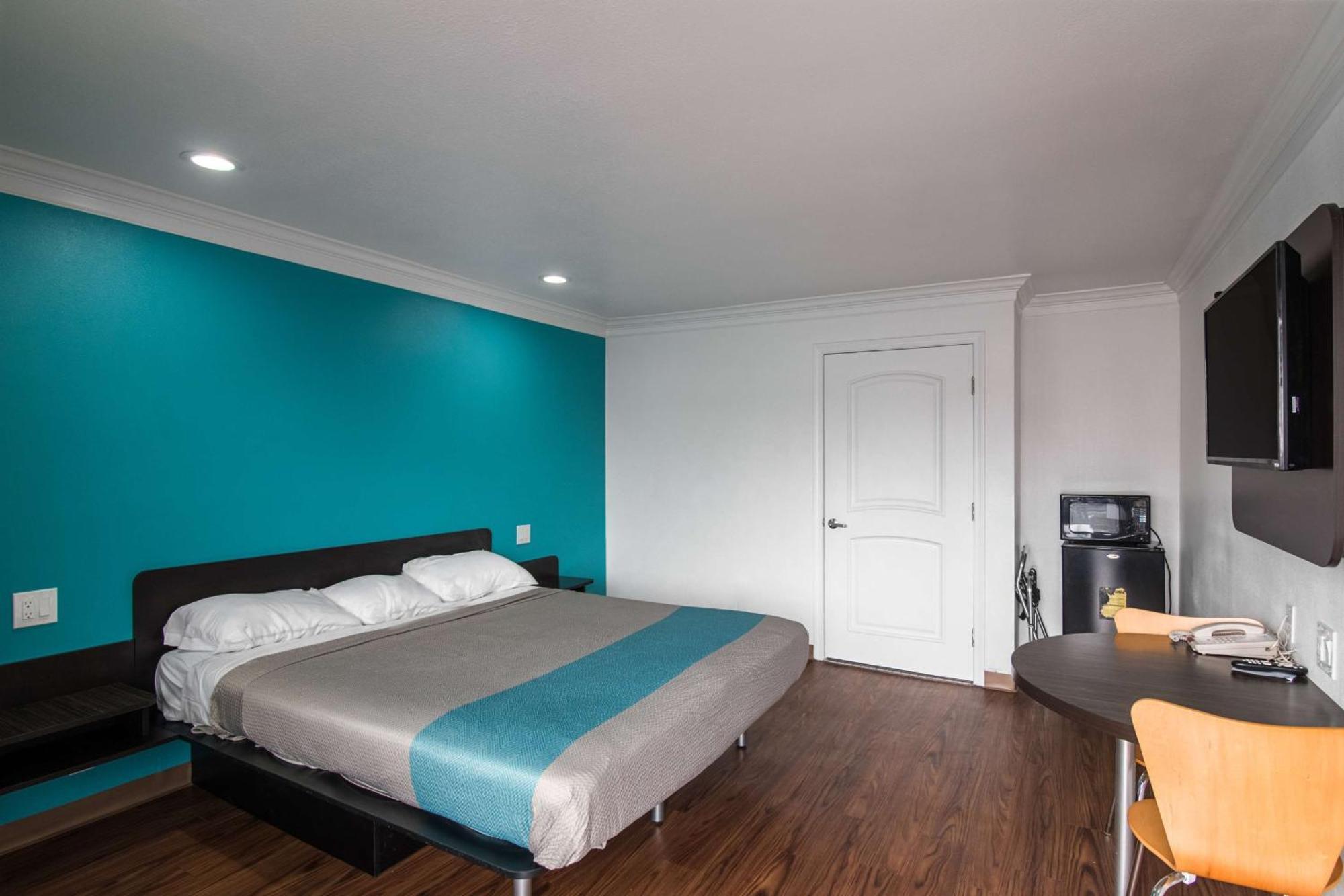Deluxe King Room - Non-Smoking