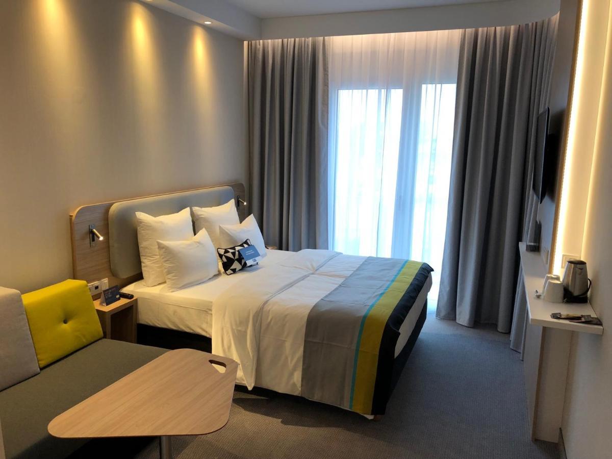 Standard Queen Room with Sofa Bed - Non-Smoking