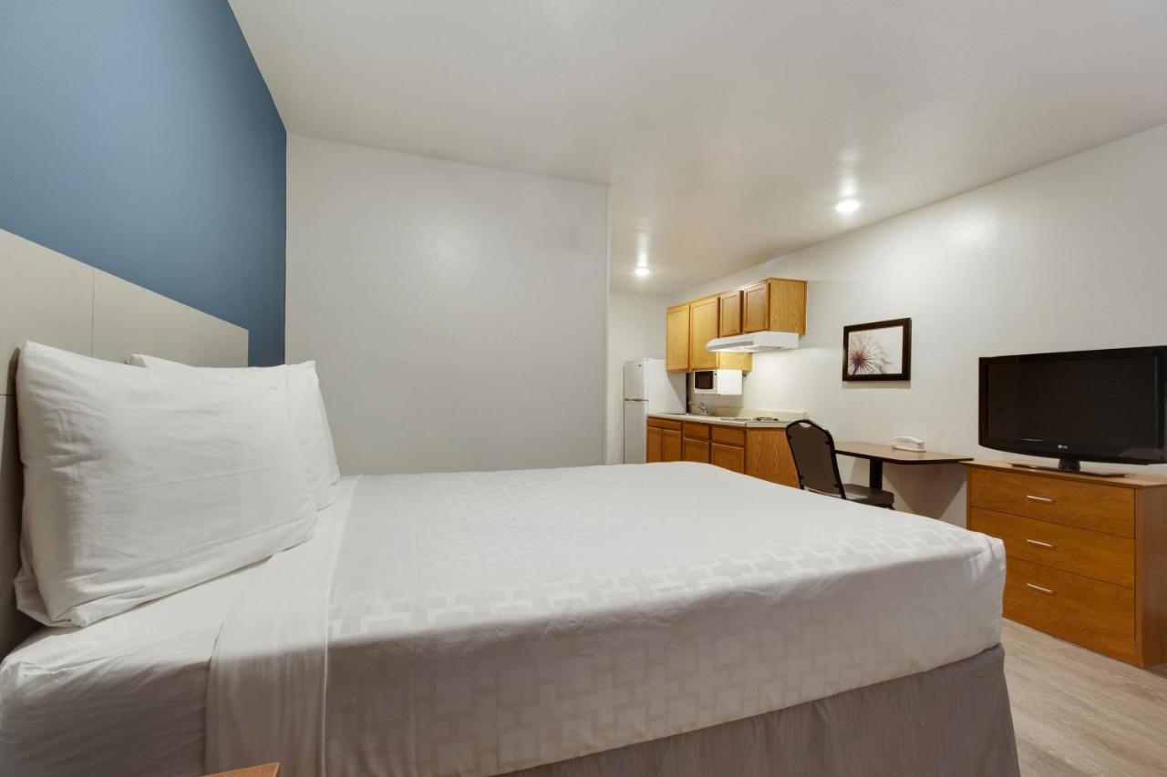 Queen Suite - Accessible/Non Smoking