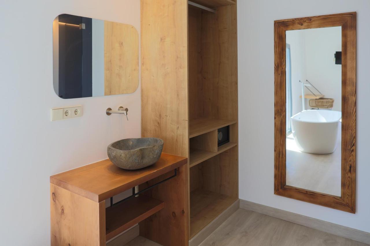 Junior Suite with Side Sea View