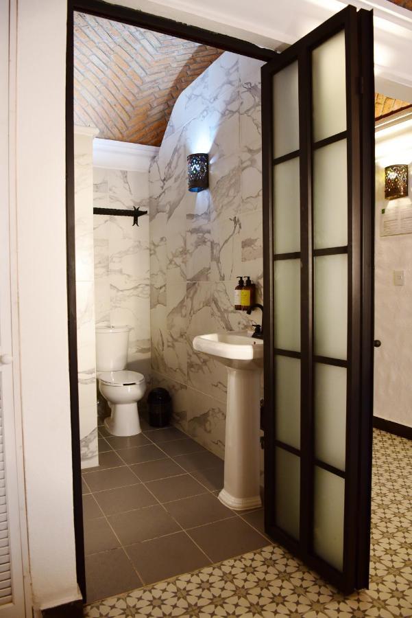 Habitación con cama grande