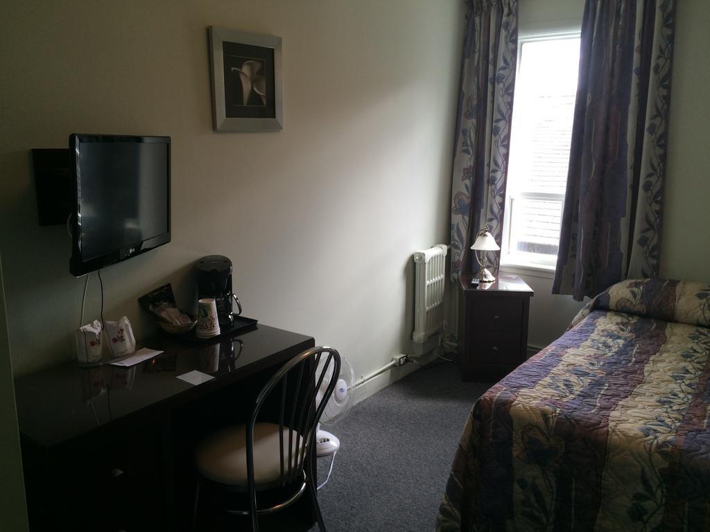 Budget Double Room with Shared Bathroom