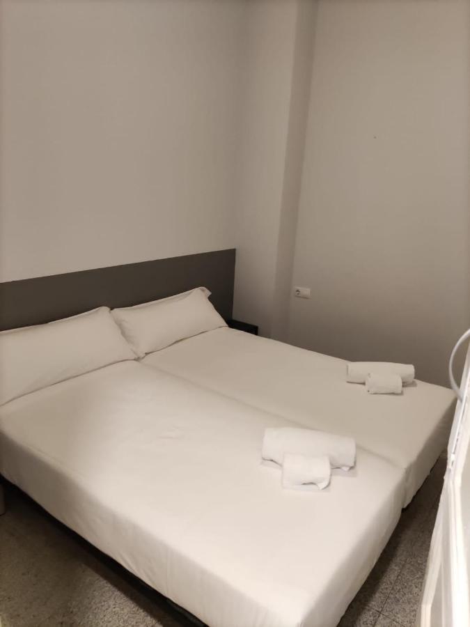 Budget Single Room with Shared Bathroom