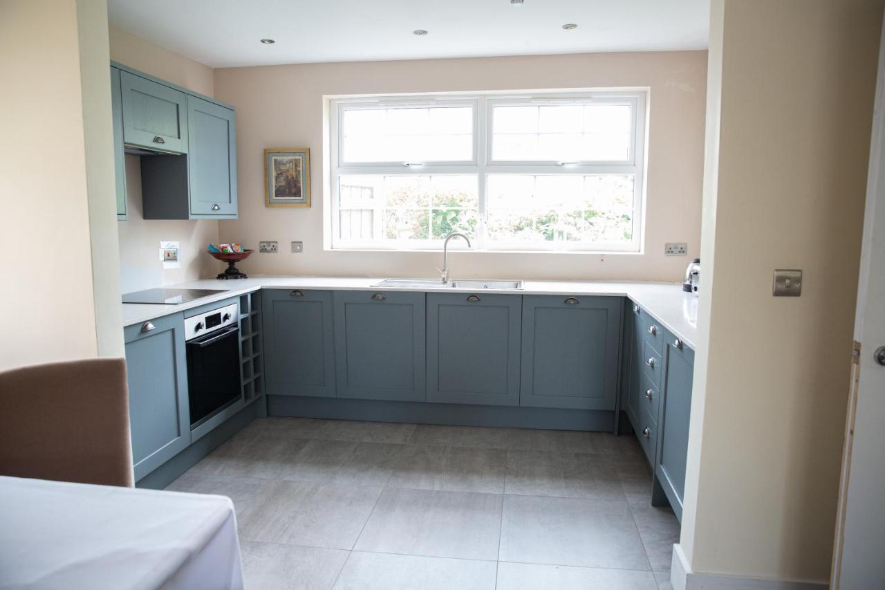 Lazy Twin (Private bathroom - Upstairs)