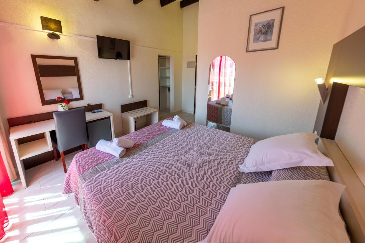 Chambre Familiale (2 Adultes + 2 Enfants) - Piscine Chauffée et Parking Gratuit
