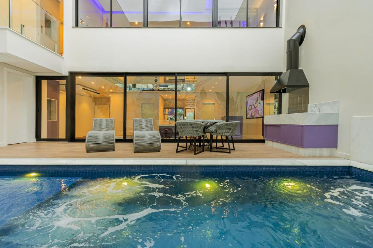 Vila com Piscina Privativa