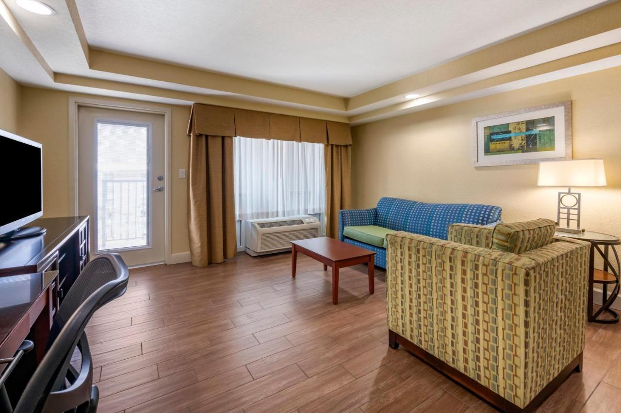 One-Bedroom Queen Suite with Two Queen Beds, Balcony and Pool View