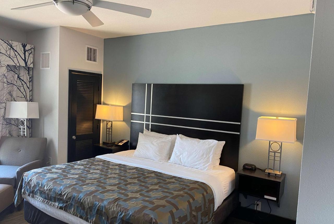1 King Bed Deluxe Mobility or Hearing Accessible Room Roll--Shower Non-Smoking,1320075613:JPEG