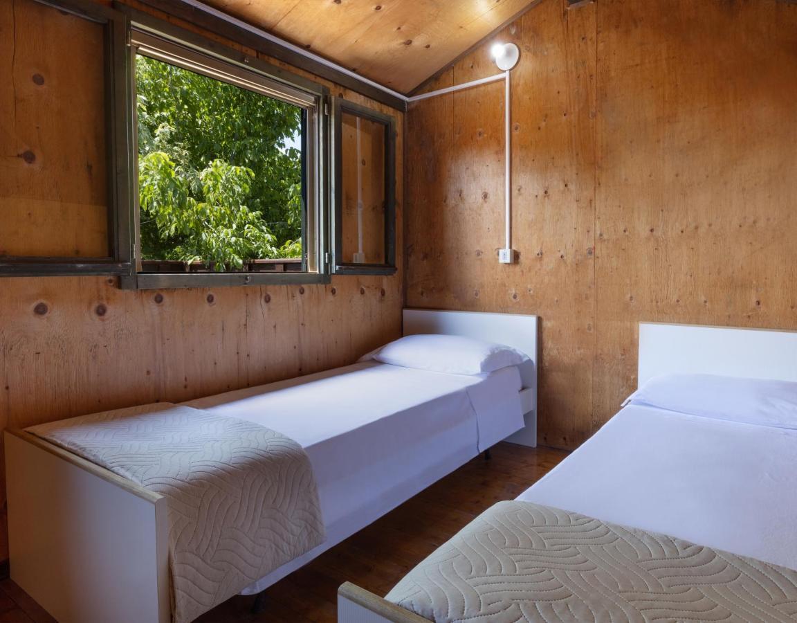 Baby Bungalow with fenced garden (1st and 2nd line) - Ground floor with air conditioning, one double room and one open space with bunk bed. First floor one twin room, no air conditioning - NO PETS ALLOWED