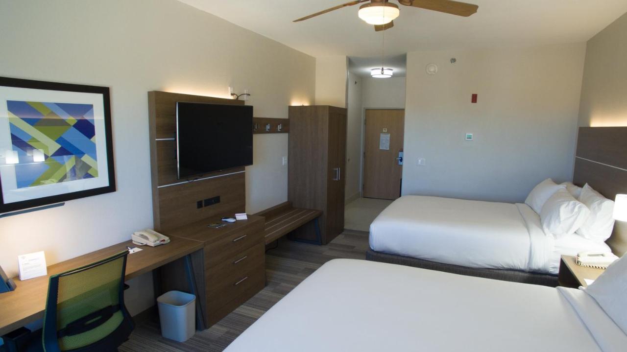 Queen Room Two Queen Beds Disability Access Hearing Accessible Roll Shower,1273072588:JPEG
