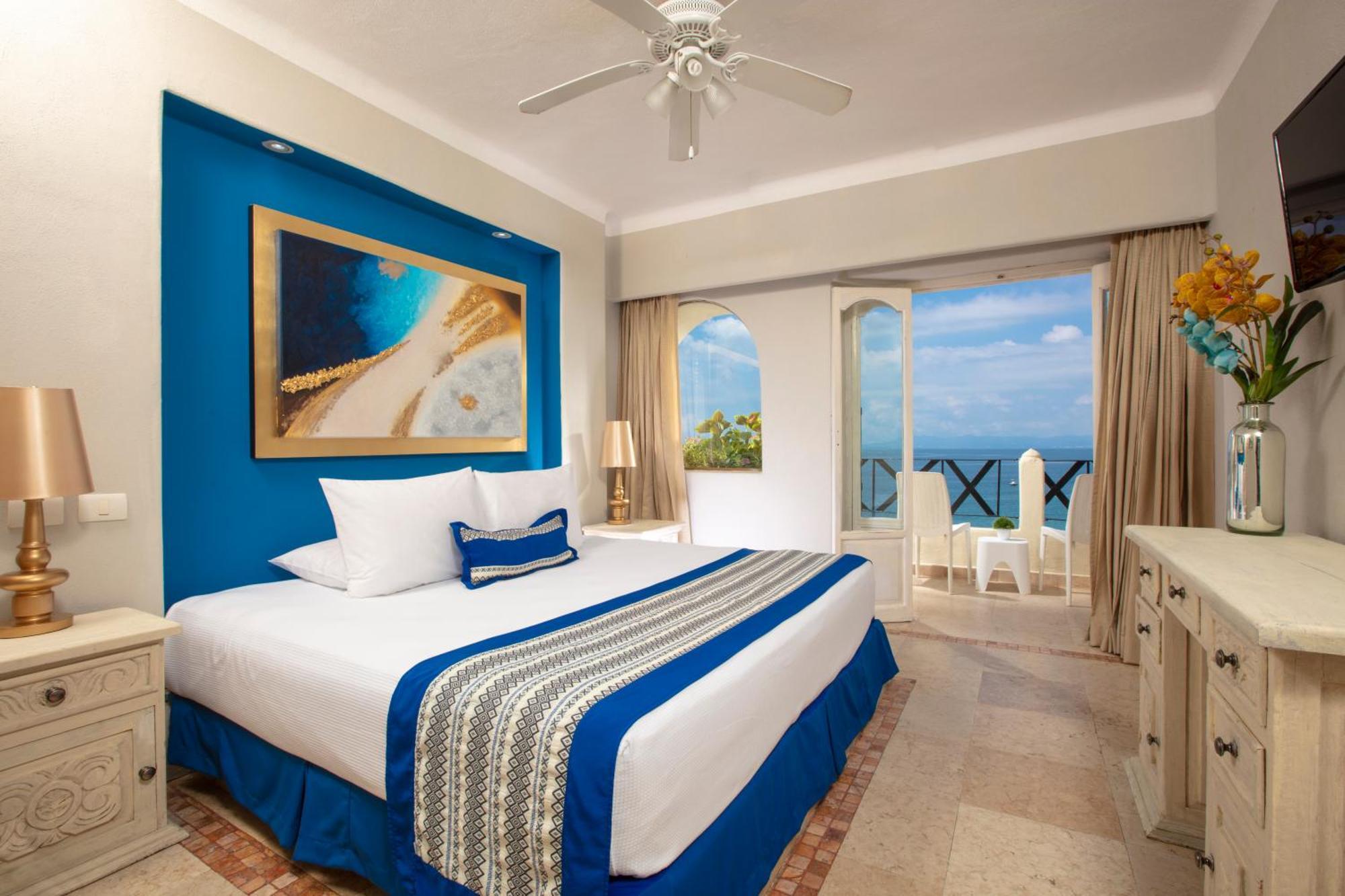 Blue Splendor Oceanfront King Bed