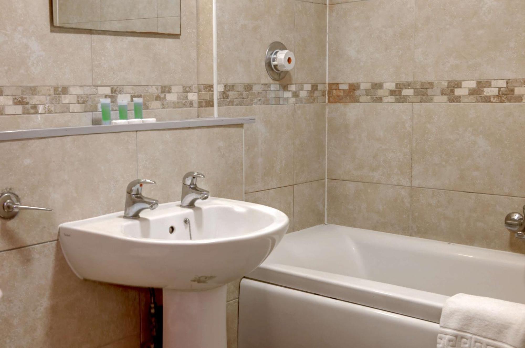 Standard Room with Double and 1 Single Bed,1432869637:JPEG