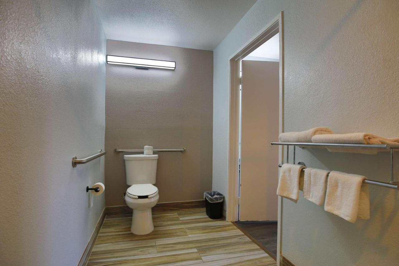 Deluxe Queen Room - Non-Smoking