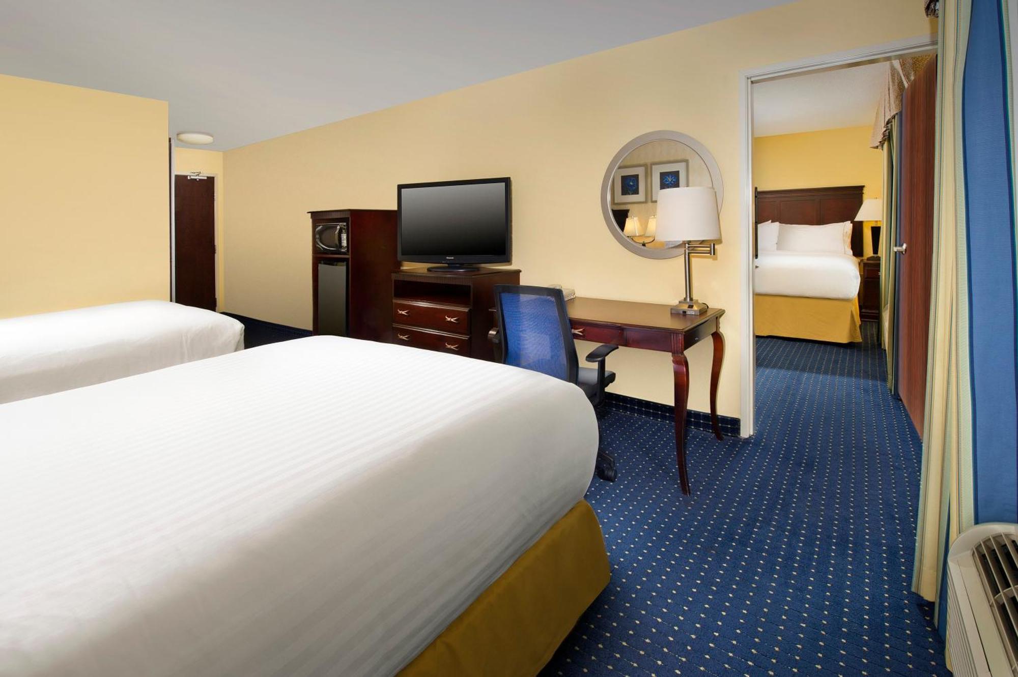 Two-Bedroom Suite One King Two Queen Beds,1275507511:JPEG