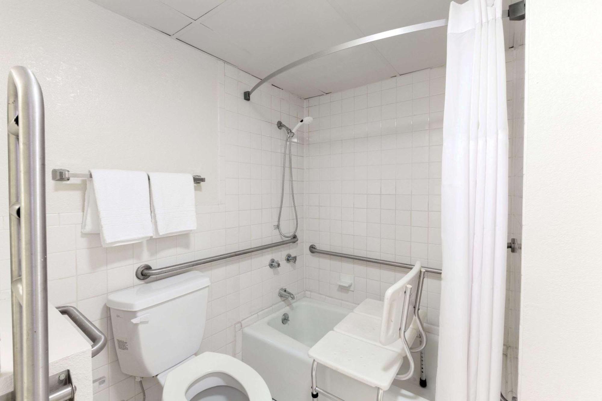 Queen Room - Disability Access/Non-Smoking