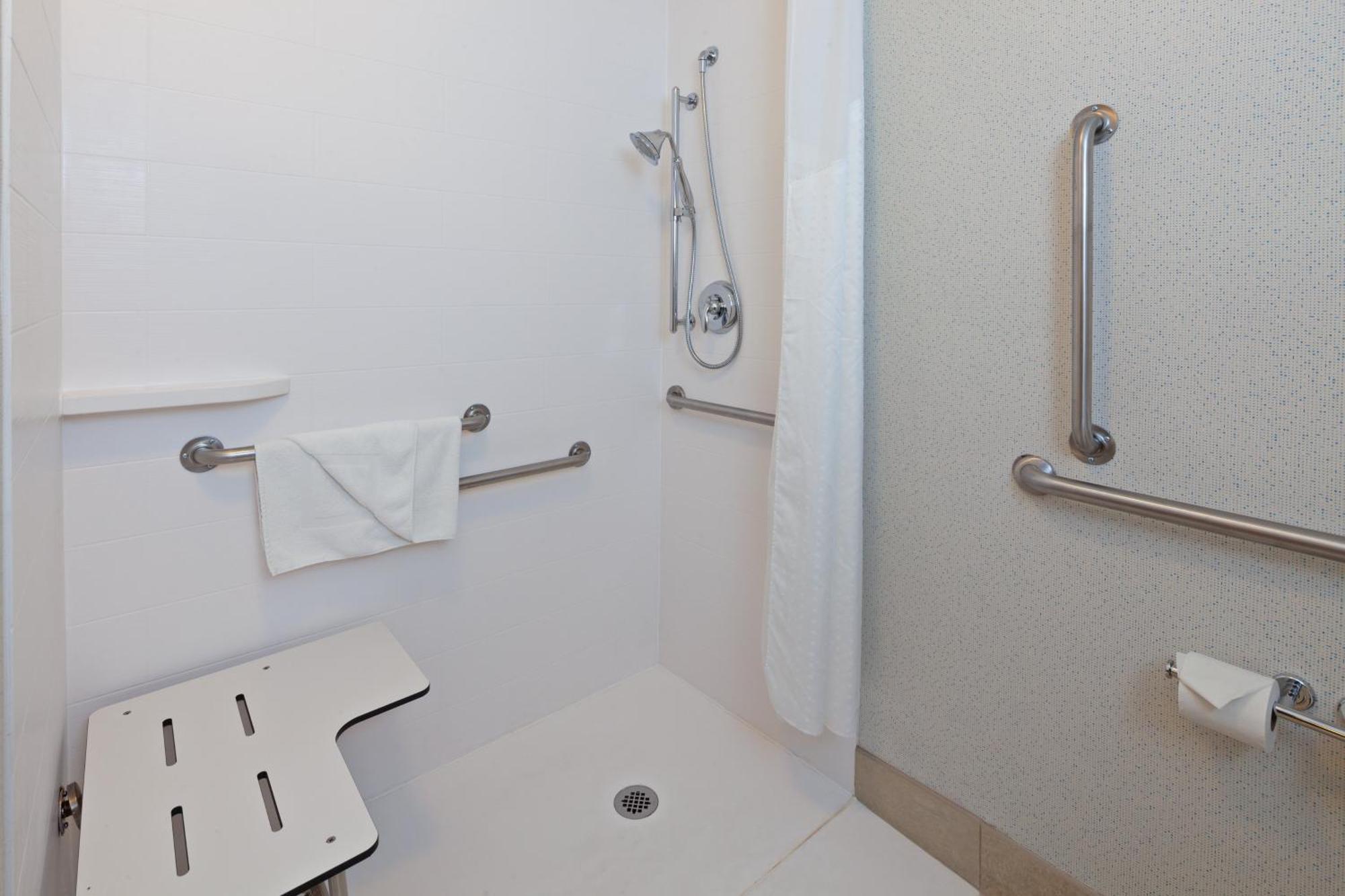 Studio Queen Room with Hearing Accessible Tub - Non-Smoking