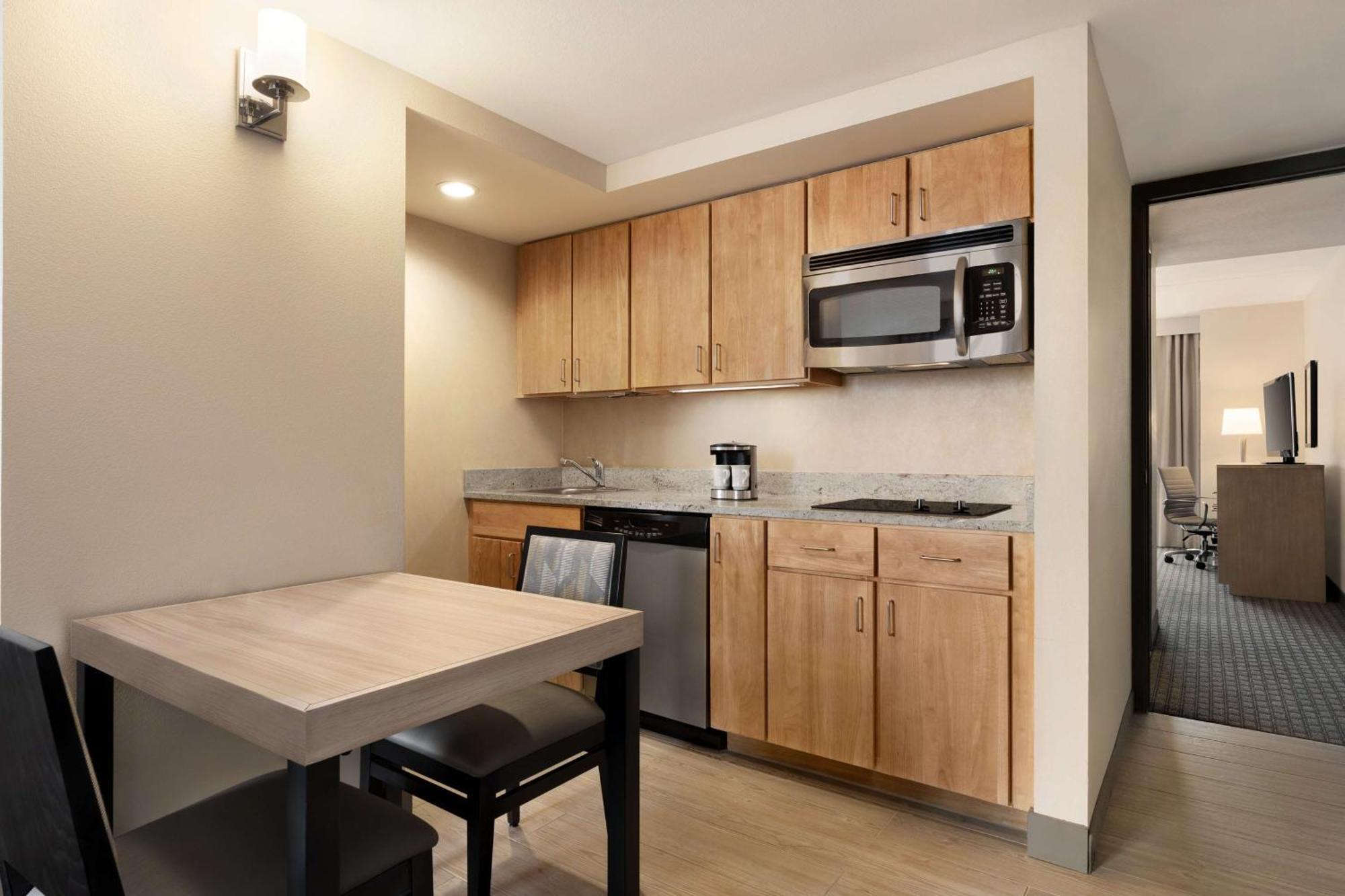 Premium One-Bedroom King Suite Non-Smoking,1434362020:JPEG