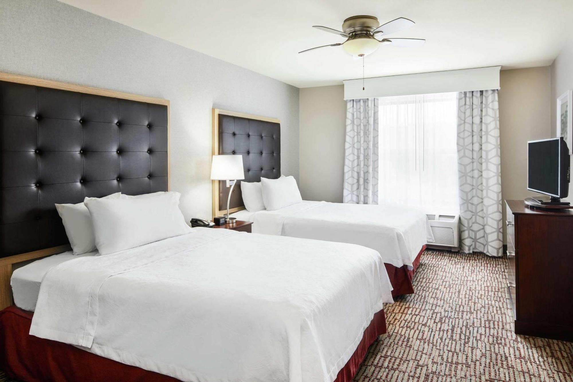 Two Bedroom Suite One King Two Queen Beds Non-Smoking,1275819358:JPEG